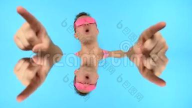 循环视频。 艺术GIF设计。 穿粉色眼镜的时髦怪胎。 蓝色背景